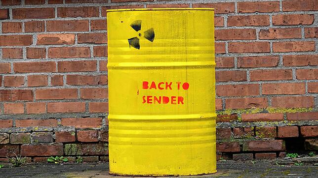 Symbolbild einer Tonne mit der Aufschrift &ldquo;Back to sender&bdquo; und einem Atomzeichen.