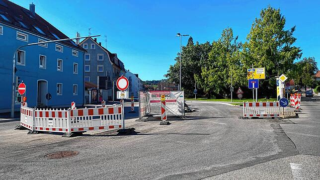 Entlang der Hohenkrähenstraße gilt derzeit eine Einbahnregelung. Nun steht eine kurzzeitige Vollsperrung an, kündigt die Stadtverwaltung an.