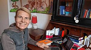 Chris Inken Soppa in ihrem Arbeitszimmer mit Mittelaltertapete.