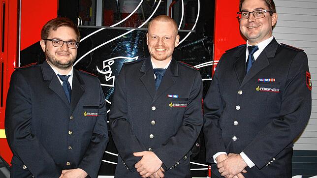 Beförderungen bei der Todtmooser Feuerwehr (v.l.): die neuen Löschmeister, Dominik Geiß und Stefan Soder, und der neue Oberlöschmeister, ...