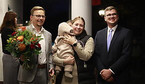Manuel Strasser (links) hat die Bürgermeisterwahl in Daisendorf gewonnen. Das Bild zeigt ihn mit seiner Frau Birgit und der kleinen ...
