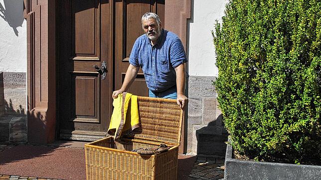 Wie diesen Korb stellt sich Jörg Westermann &ndash; hier auf dem Hof des Münsterzentrums vor dem Eingang in die Benediktinerkirche ...