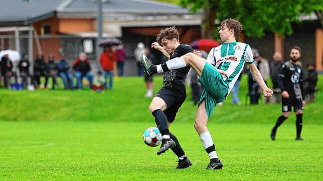 Die SG Riedöschingen/Hondingen gewann das Kellerduell gegen die SG Kirchen-Hausen (dunkle Trikots).