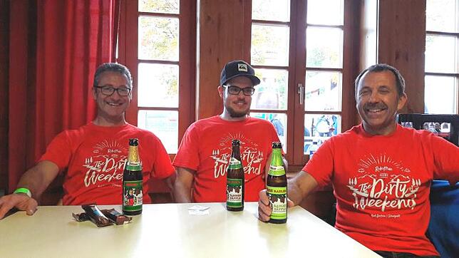 Verdientes Feierabendbier nach getaner Arbeit: Mit 14 weiteren Kollegen sorgen die Streckenposten (von links) Jürgen Wenzler, Henrik ...