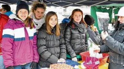 Engagiert: Schüler der Klase 7c der Realschule Tiengen besserten mit dem Verkauf von Süßigkeiten ihre Klassenkasse auf. Rechts: ...