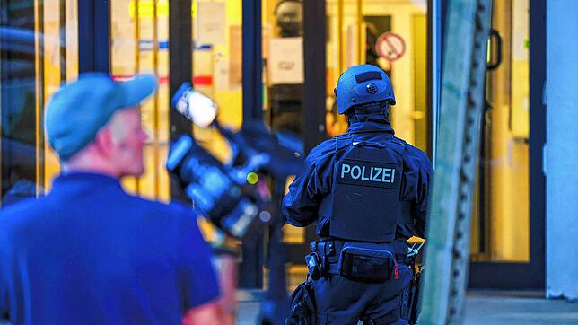Bei einer Messerattacke am Freitagabend auf dem Stadtfest zum 650. Geburtstag der Stadt Solingen waren mehrere Menschen getötet und ...
