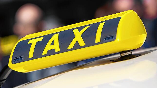 (Symbolbild) Ein Taxi mitten in der Nacht ist teuer, kann aber mehr Sicherheit bieten. Die Fraktion FGL/Grüne will ein Nachttaxi für ...