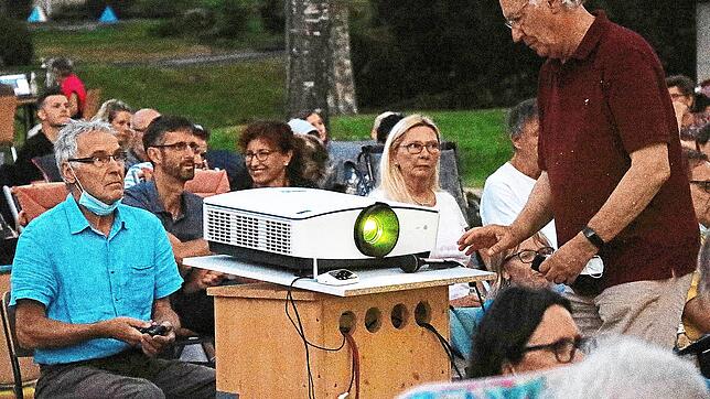 Der Betreiber der Kronenlichtspiele Triberg, Anton Retzbach (links), zeigt seine Filme per riesigem Beamer digital in bester Qualität ...