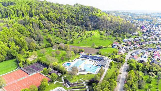 Die Luftaufnahme zeigt das Gottmadinger Höhenfreibad unter dem Heilsberg, das in der vergangenen Saison eröffnet wurde. Im Anschluss ...