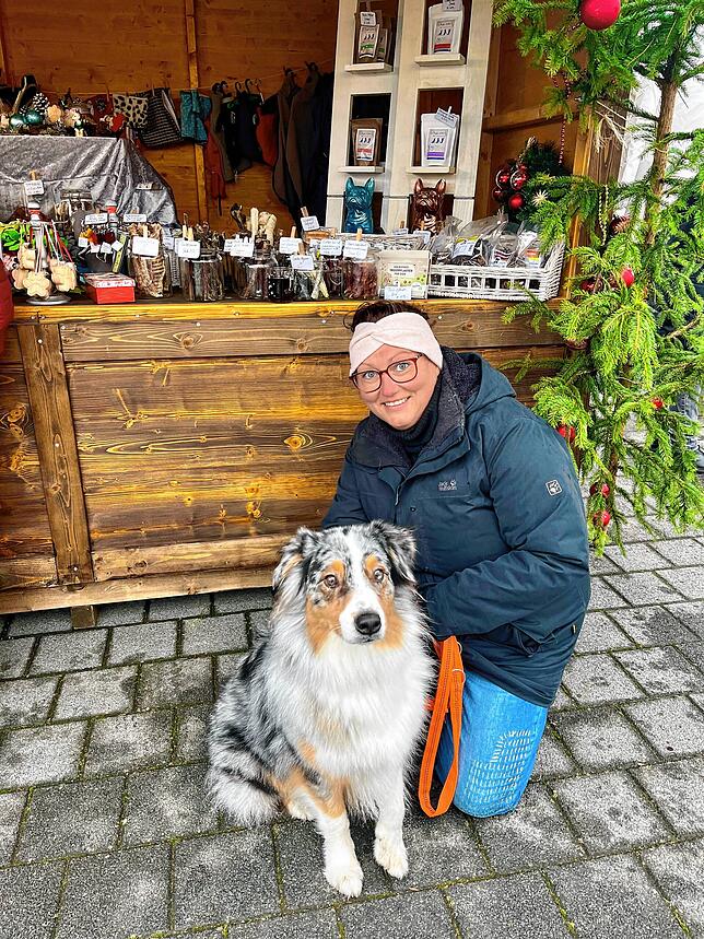 Marina Feller und ihr Hund Janosch freuen sich schon auf Weihnachten.