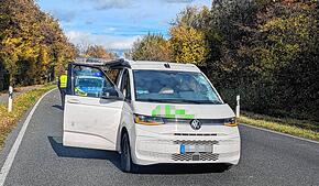 Ein beschädigtes Fahrzeug auf der B31 bei Immenstaad.