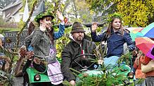 Teilnehmer des Erntedankumzugs auf einem Traktor. Der Erntedankumzug war der Höhepunkt des Niederwihler Festwochenendes.