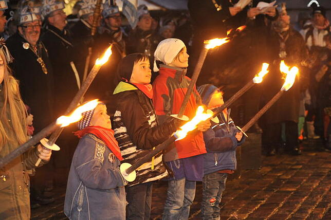 Stimmungsvoll: Kleine Fackelträger beleuchten die Szenerie auf dem Münsterplatz.