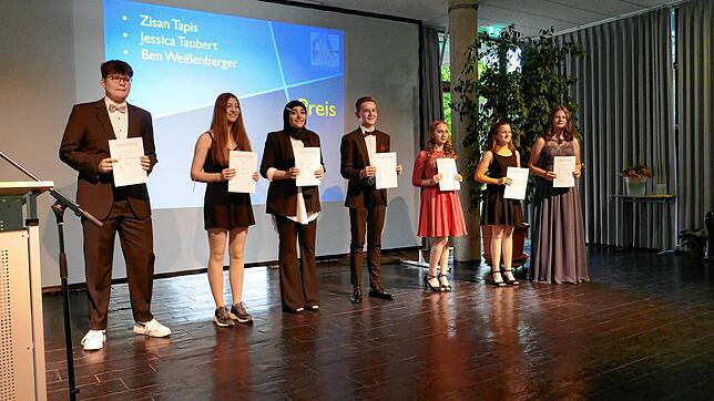 Klassenpreis 10b (von links): Ben Weißenberger, Jessica Taubert, Zisan Tapis, Johannes Schultz, Isolde Faller, Alina Ebe und Larissa ...