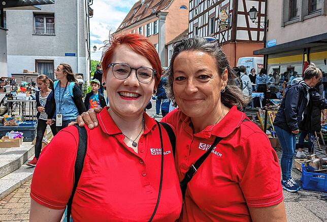 Katharina Riedle, Leiterin der Tourist-Info, und Kulturamtsleiterin Corinna Bruggaier freuen sich über das gute Wetter und die vielen ...