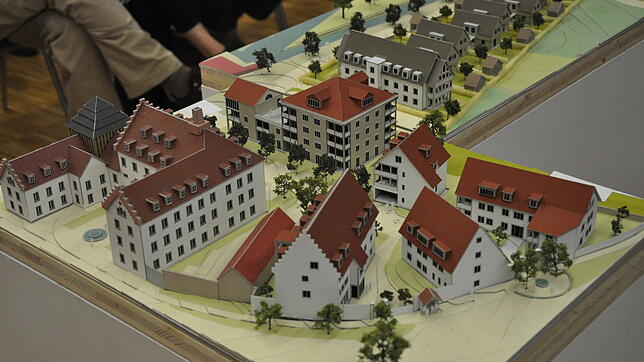 Das Architekturmodell zeigt die Mehrfamilienhäuser, die östlich des alten Schlosses (links im Bild) entstehen könnten. Im Hintergrund ...