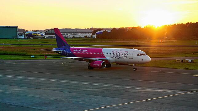 Eine Maschine der Wizz Air aus Skopje landet am Flughafen Friedrichshafen. (Archivbild)