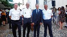 Bundesminister Thorsten Frei (Mitte) beim Schwyzertagempfang im Schlosshof mit (von links) Polizeioberkommissar Andreas Tanner vom ...