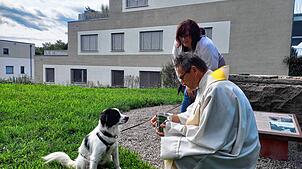 Der altkatholische Pfarrer Armin Strenzl segnet den vierjährigen Hund Niko aus Rumänien. Foto: Paula Kühn
