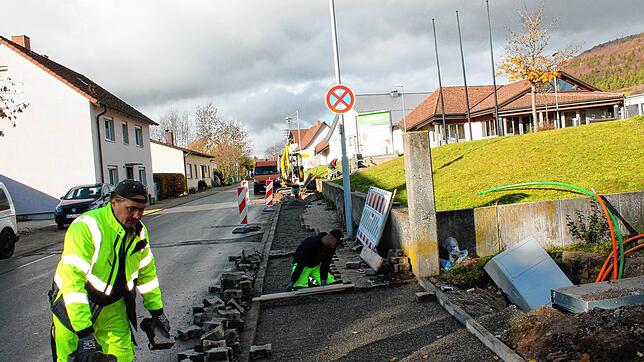 In der Blumberger Kernstadt ist der Glasfaserausbau abgeschlossen. Auf unserem Archivbild verlegen Arbeiter im Auftrag der Firma ...