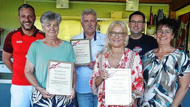 Christian Albiez (links) und Andreas Weber (Fünfter von links) ernannten Martina Hoffmann, Bernd Hoffmann und Karina Weiß zu ...