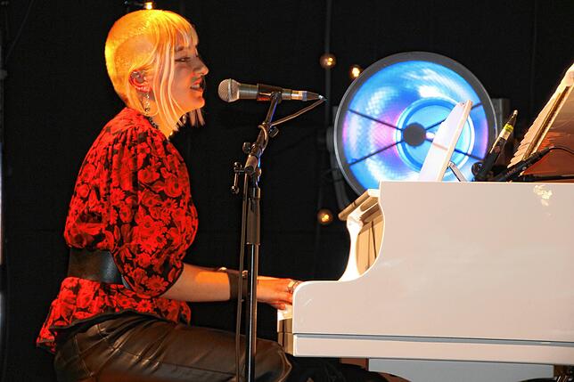Die Tiengener Schülerin Eloise Ueber verzauberte die Gäste mit ihrer Stimme und erhielt ein Ständchen vom Publikum zum 19. Geburtstag.