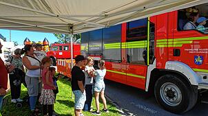Beim Floriansfest der Freiwilligen Feuerwehr Oberteuringen erfreuen sich die Rundfahren mit dem Feuerwehrauto großer Beliebtheit. Foto: ...