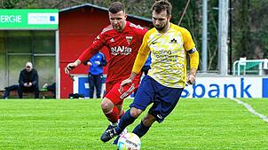 SG-Spielertrainer Yannick Stadelhofer (rechts) 2023 im Duell mit dem Überlinger Torjäger Marc Kuczkowski.