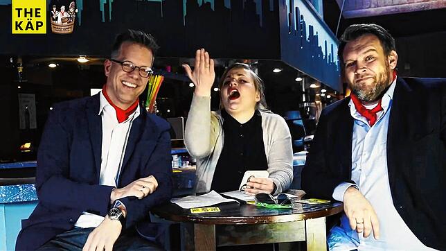 Inas Nacht: Andreas Maier (links) und Thomas Adlung von Geltendrummler-TV zu Gast in der Late-Night-Show von Ina Müller (gespielt von ...