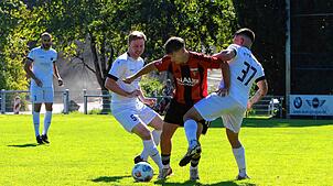 Kein Durchkommen gab es für den FC Überlingen (Jonas Stumpf, Mitte) gegen den FC Pfaffenweiler (Marc Rohrer, links, und Luca Beraldi). ...