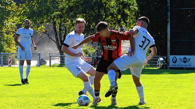 Kein Durchkommen gab es für den FC Überlingen (Jonas Stumpf, Mitte) gegen den FC Pfaffenweiler (Marc Rohrer, links, und Luca Beraldi). ...