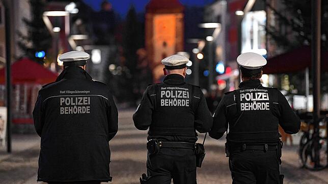 Der städtische Ordnungsdienst nachts unterwegs in Villingen: Einer der dringendsten Wünsche der Bürger ist laut Umfrage mehr Präsenz und ...