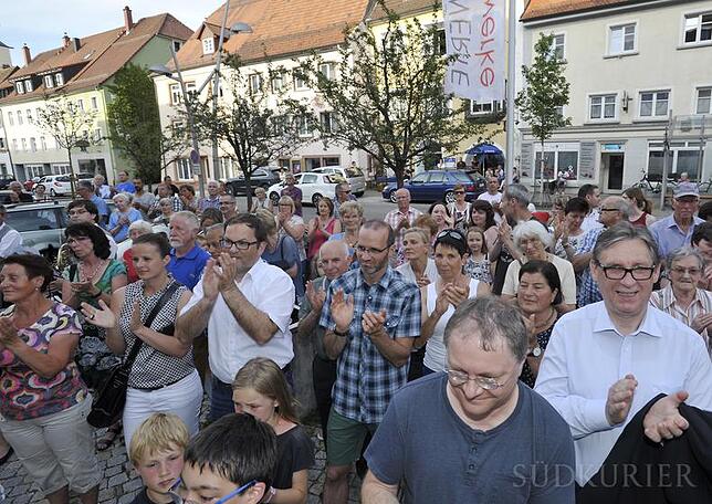 Applaus für das zukünftige Stadtoberhaupt: Viele Hüfinger gratulieren Michael Kollmeier zum Sieg der Bürgermeisterwahl. In gut drei ...