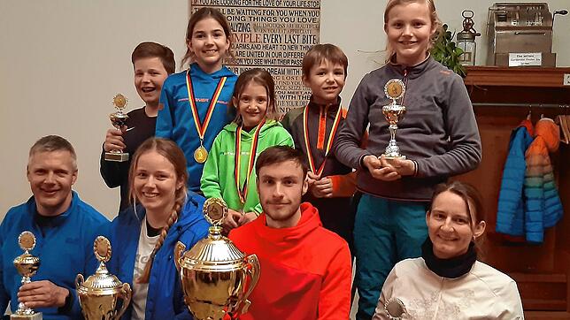 Die Vereinsmeister des Skiclubs Baltersweil (vorne, von links): Bernd Frei, Lea Griesser, Florian Geyer und Marion sowie (hinten, von ...