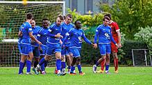 Jubel beim SC Markdorf, der auf der Reichenau mit 3:1 gewann. Marius Onuigbo (Dritter, von rechts) steuerte zwei Tore bei.