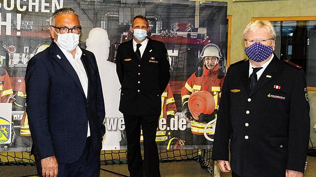 Bei der Hauptversammlung der Freiwilligen Feuerwehr Mühlhausen-Ehingen in der Eugen-Schädler-Halle (von links): Bürgermeister Hans-Peter ...