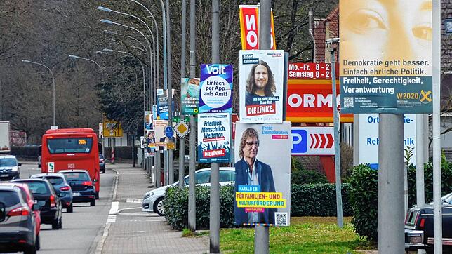 Zahllose Wahlplakate säumen die Bundesstraße 34 durch Bad Säckingen. Kompensieren die Parteien die fehlenden Wahlkampfveranstaltungen ...