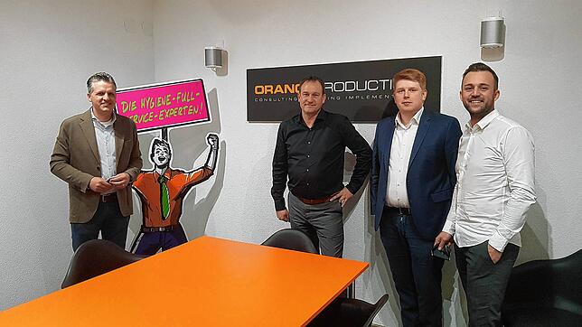 Der Bundestagsabgeordnete Thorsten Frei (von links) besucht das Unternehmen Orange Productions in Riedböhringen und sprach mit Dirk ...