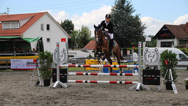 Gewinner des A-Springens mit Stechen beim Reitertag in Salem-Grasbeuren ist Lars Rennwanz mit seinem Pferd Chanette. In der ...