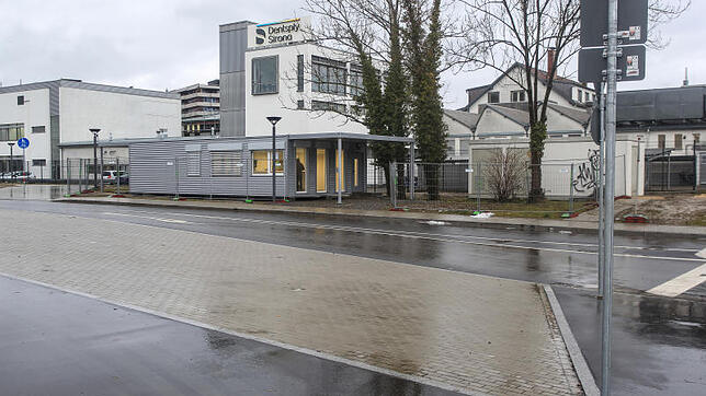 Im Vordergrund die Behindertenparkplätze, im Hintergrund der Zollcontainer. In den kommenden Wochen sollen Kurzzeitparkplätze entstehen. ...