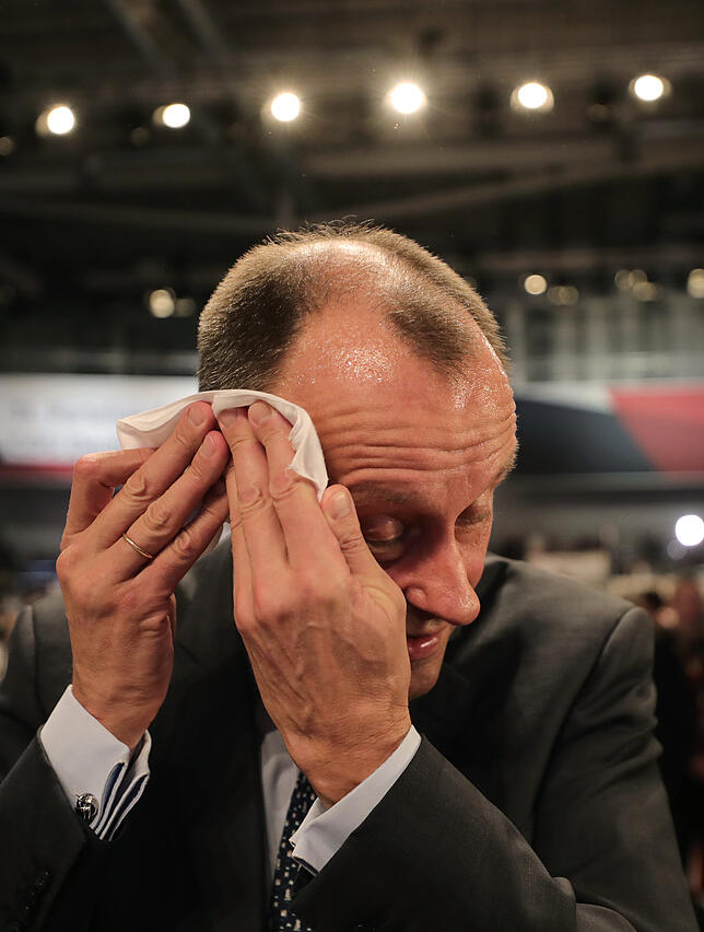 Reden zu halten kann ganz schön schweißtreibend sein – erst recht im Scheinwerferlicht. Friedrich Merz verschafft sich nach seiner ...
