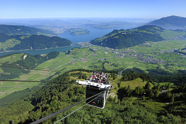 Ein Gondel mit Aussichtsplattform fährt im Sommer hinauf zum Stanserhorn. Die Seilbahn im Schweizer Kanton Nidwalden trägt den passenden ...