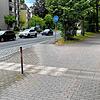 Unübersichtliche Stelle, die noch dazu leicht bergab führt. Radfahrer müssen hier unmittelbar nach der Haltestelle einen Linksschwenk ...