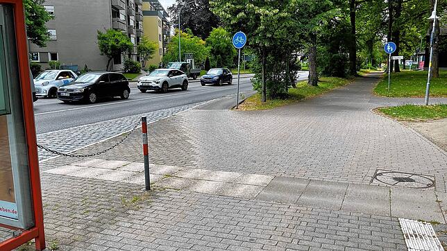 Unübersichtliche Stelle, die noch dazu leicht bergab führt. Radfahrer müssen hier unmittelbar nach der Haltestelle einen Linksschwenk ...