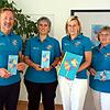 In der Geschäftsstelle der Volkshochschule in Waldshut zeigen Oberbürgermeister Philipp Frank (von links), Martina Erdmann ...
