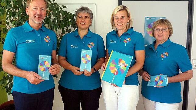 In der Geschäftsstelle der Volkshochschule in Waldshut zeigen Oberbürgermeister Philipp Frank (von links), Martina Erdmann ...