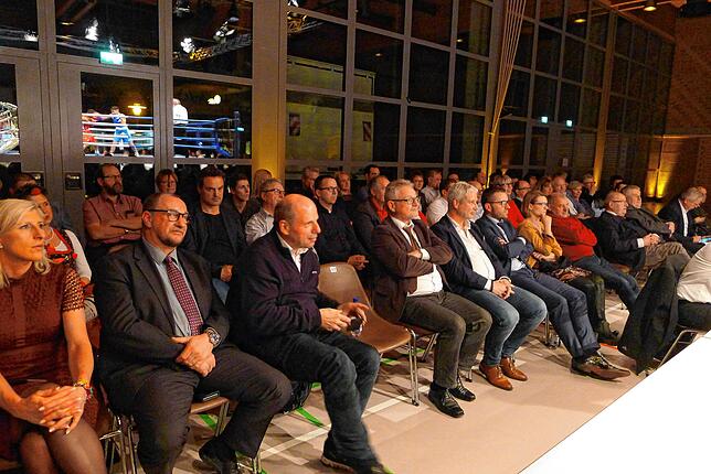 Die erste Reihe beim Boxkampf war prominent besetzt mit Klaus Hoher, Martin Hahn, Lothar Riebsamen, Fabian Meschenmoser und Knut Simon.