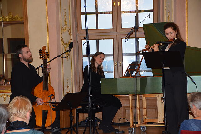 Frühbarockes Kammerkonzert: Liam Byrne an der Gambe, Alina Albach am Cembalo und Johanna Bartz an der Traversflöte (von links)
