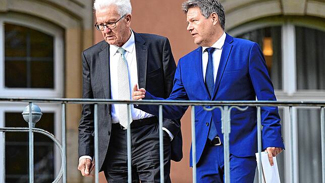 Winfried Kretschmann (l, Bündnis 90/Die Grünen), Ministerpräsident von Baden-Württemberg und Bundeswirtschaftsminister Robert Habeck (r, ...