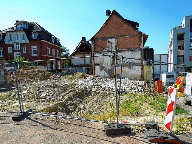 Blick auf die Baustellenbrache am 28.&nbsp;Juli. Auf dem dortigen Areal ist nach Ansicht von Nachbarn genügend Platz, um den Wohnwagen ...